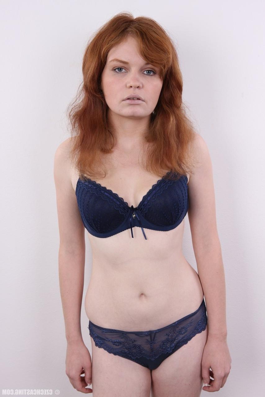 20P Pelirroja arruinada recurre a quitarse la ropa para pagar el alquiler