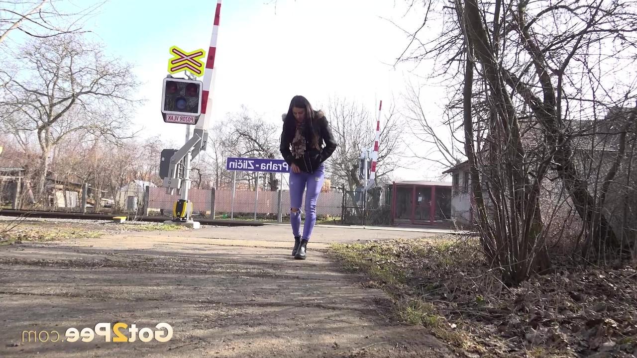 15P A garota baixinha Billie mija em um caminho perto dos trilhos da ferrovia na cidade