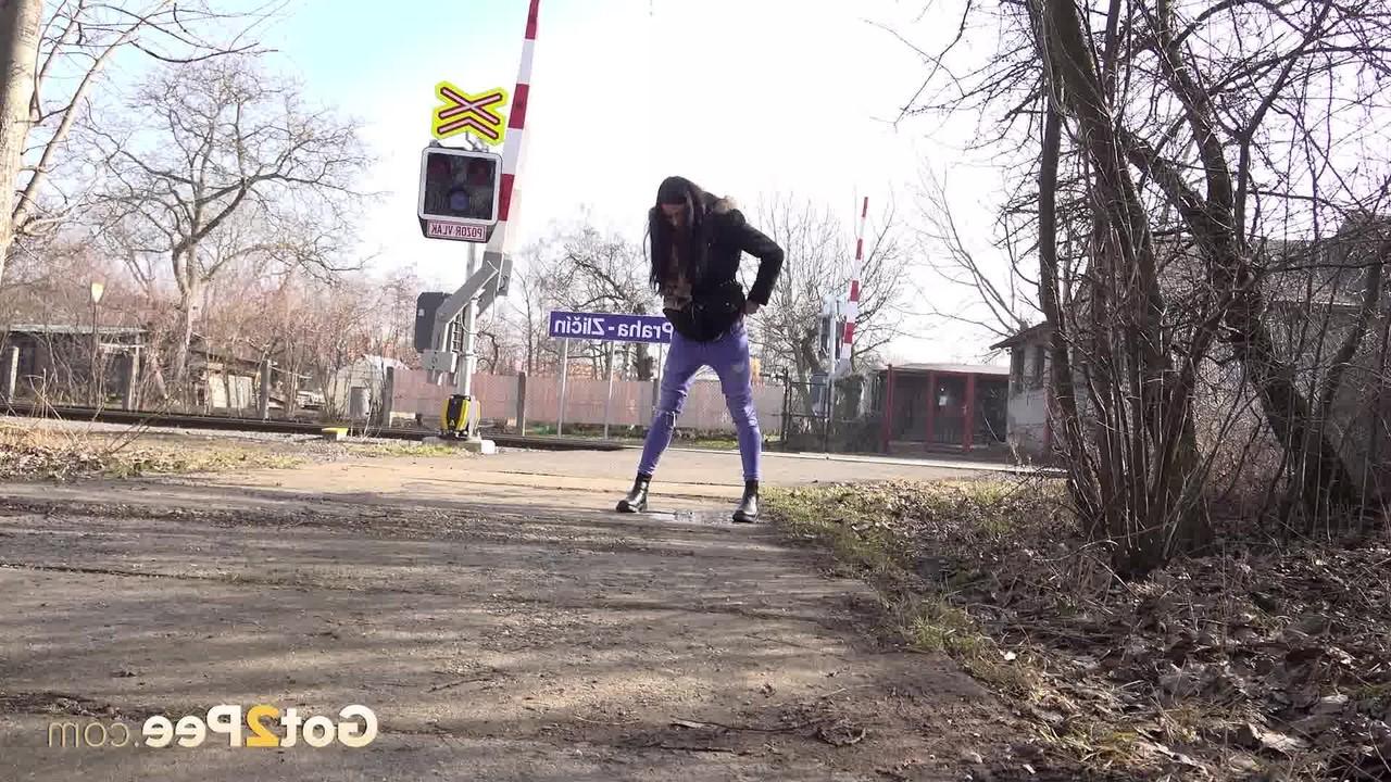 15P A garota baixinha Billie mija em um caminho perto dos trilhos da ferrovia na cidade