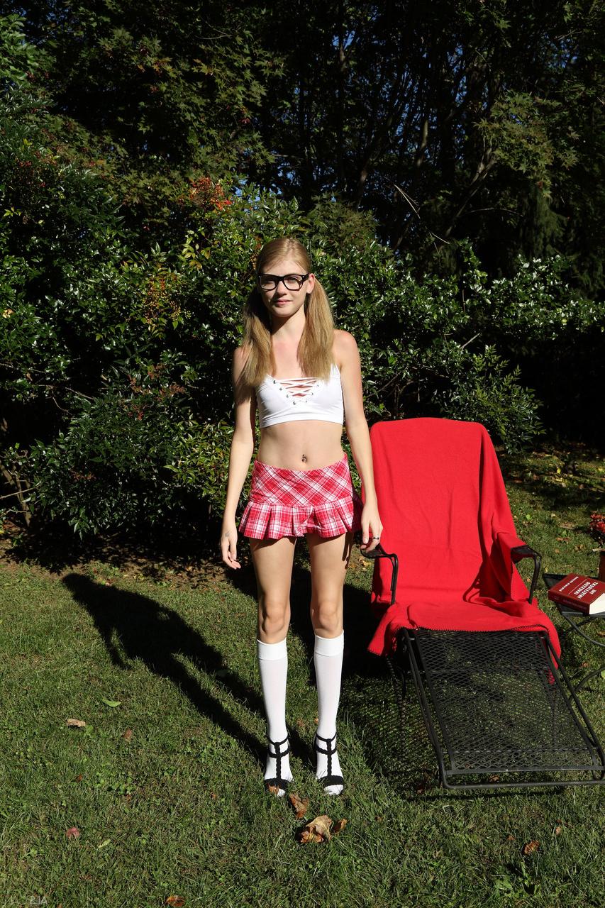 20P A adolescente amadora geek Hannah Hays dedilha seu espólio e brinca com seu pedaço do lado de fora