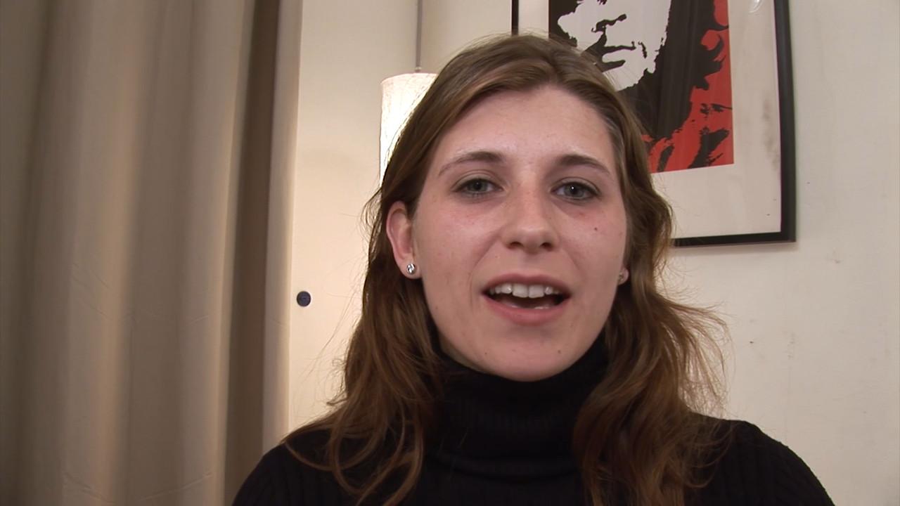 16P Mulher europeia com botas pretas de cano alto Silke Mausz se fode com um vibrador longo