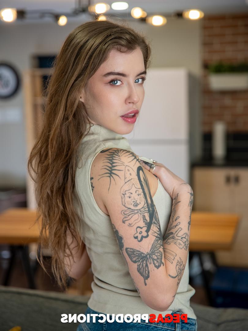 20P Das schöne tätowierte Babe Eden Ivy zeigt ihren großen Arsch und ihre beschnittene Muschi
