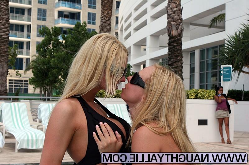 16P La blonde sexy Naughty Allie embrasse une lesbienne blonde chaude dans une piscine publique