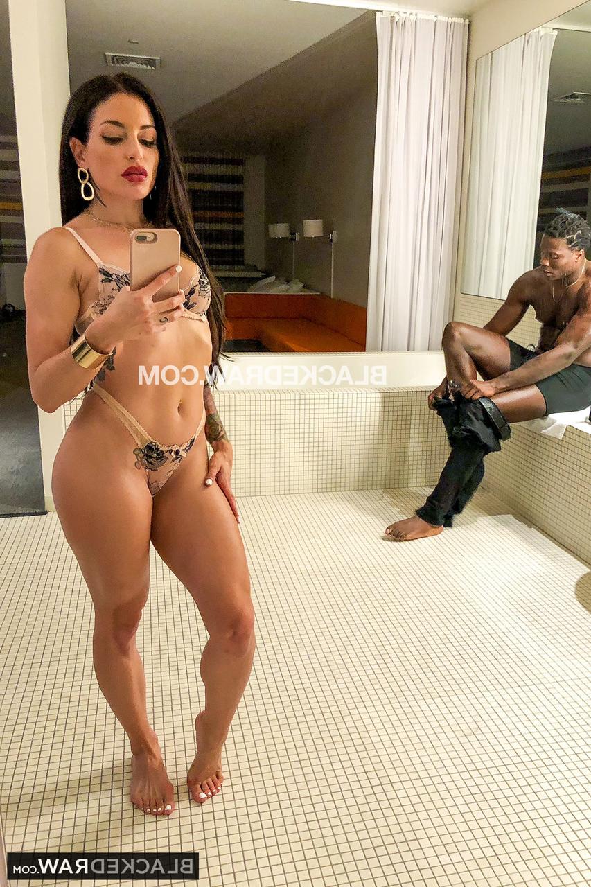 20P Petite American Kissa Sins dá uma cabeça alucinante e dá uma BBC