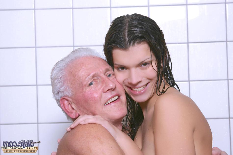 16P Une adolescente mouillée et un vieil homme se baisent sur le sol de la douche