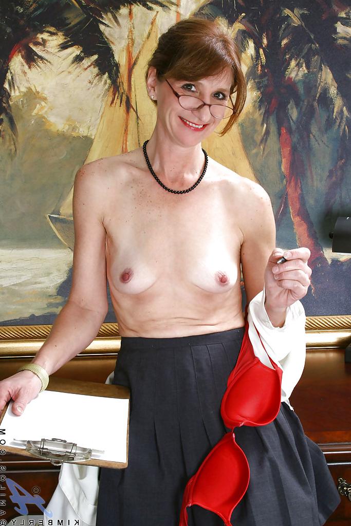 16P Mulher madura nerd de óculos e meias exibindo sua velha buceta e peitos