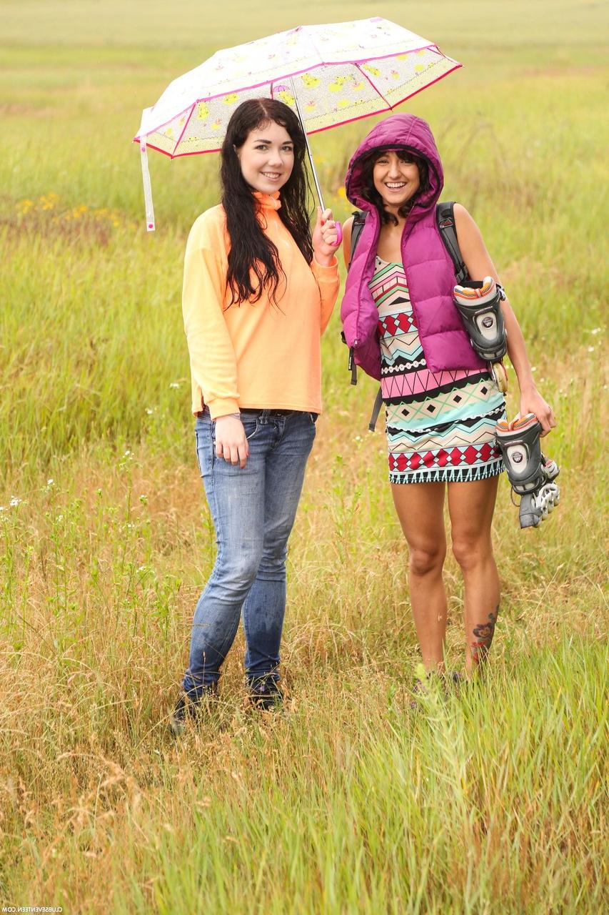 20P Las lesbianas amateur Suzy Rainbow y Daphne J juegan al aire libre bajo la lluvia