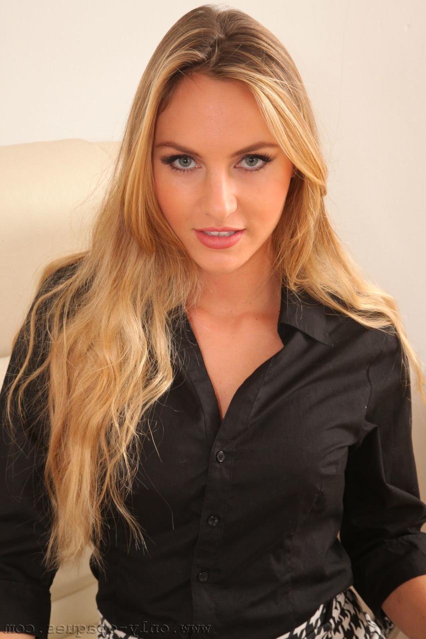 20P La sexy secretaria británica natasha anastasia posa con sus pantimedias negras elásticas