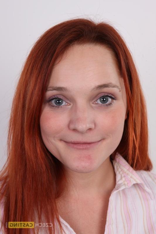 20P Zaneta, amateur rousse, se déshabille avant de s'asseoir nue.