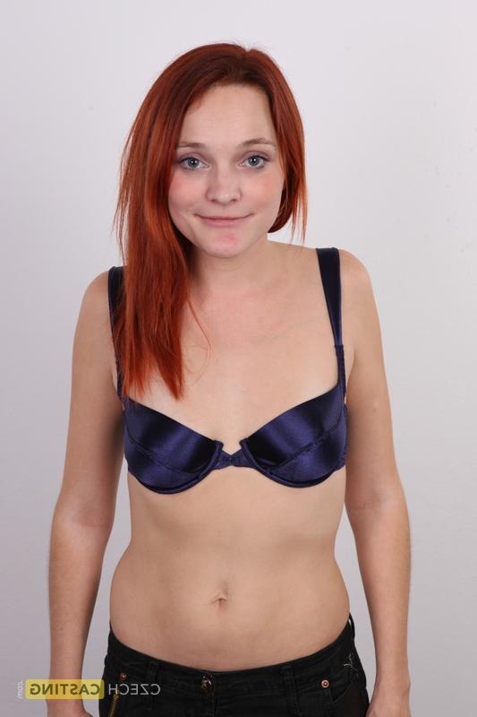 20P Zaneta, amateur rousse, se déshabille avant de s'asseoir nue.