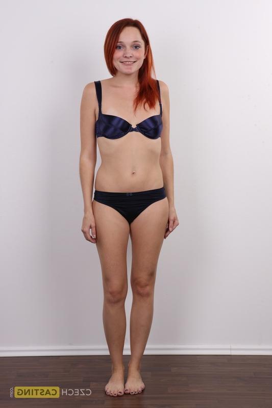 20P Zaneta, amateur rousse, se déshabille avant de s'asseoir nue.