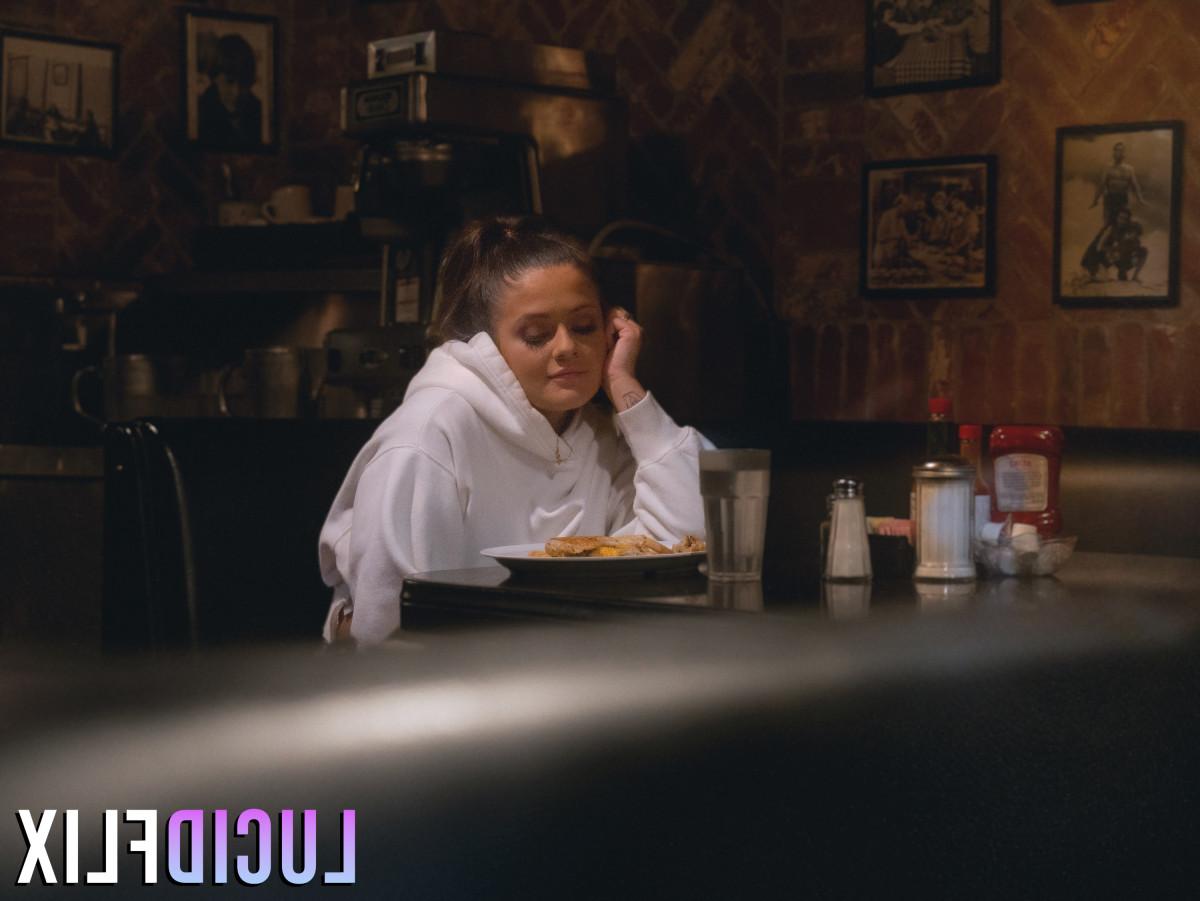 15P Horny brunette Ryan Reid eats a lonely meal at a diner before having sex