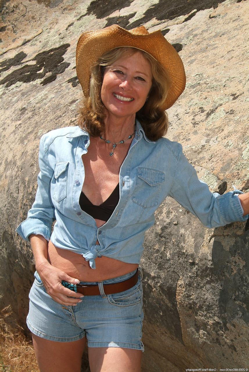 20P La vaquera madura janet se desnuda en la montaña y muestra sus grandes curvas