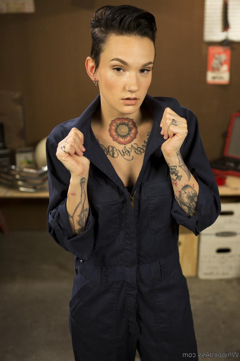 20P La tatuada Nikki Hearts es jugueteada y follada por las dominantes Helena Locke y Lea Lexis