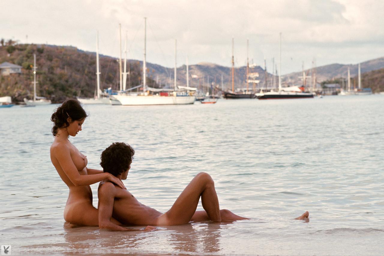 15P Die Babes Jill De Vries und Victoria Cunningham genießen es, nackt in der Natur zu sein