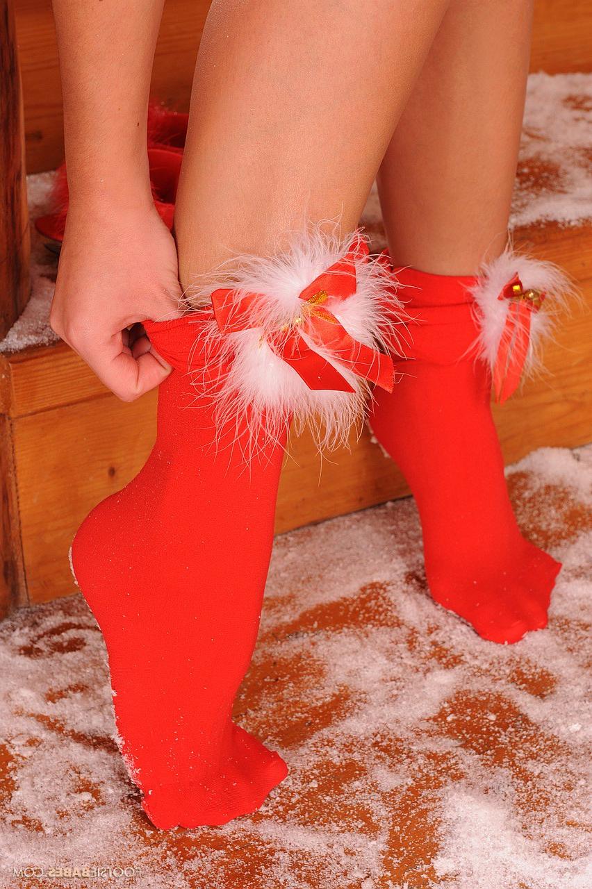 20P Linda morena fantasiada de Papai Noel posando e mostrando sua buceta raspada