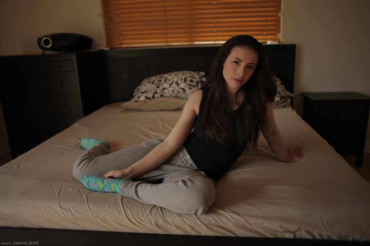 17P A morena pornstar americana Casey Calvert dedilhando a bunda na cama