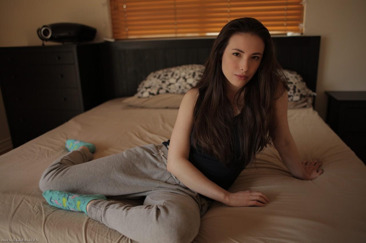 17P A morena pornstar americana Casey Calvert dedilhando a bunda na cama