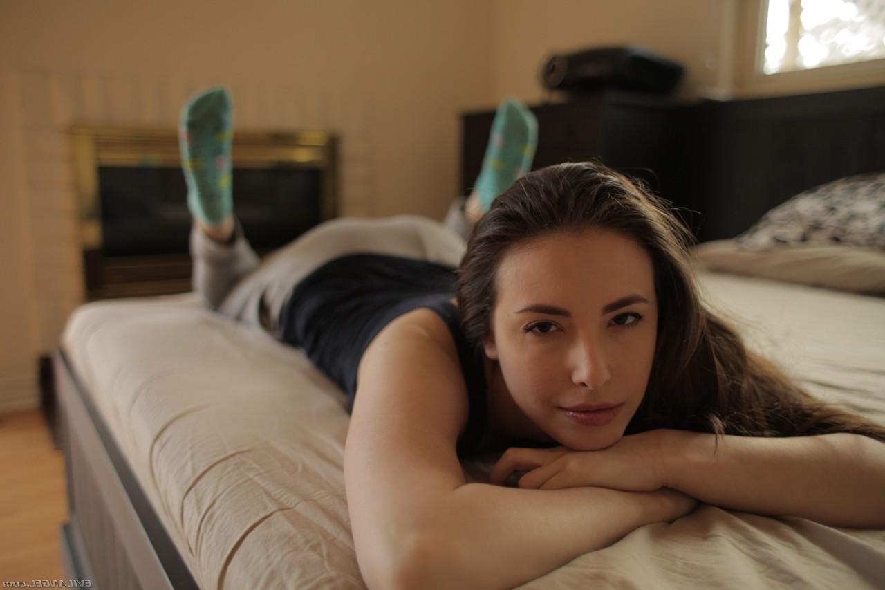 17P A morena pornstar americana Casey Calvert dedilhando a bunda na cama
