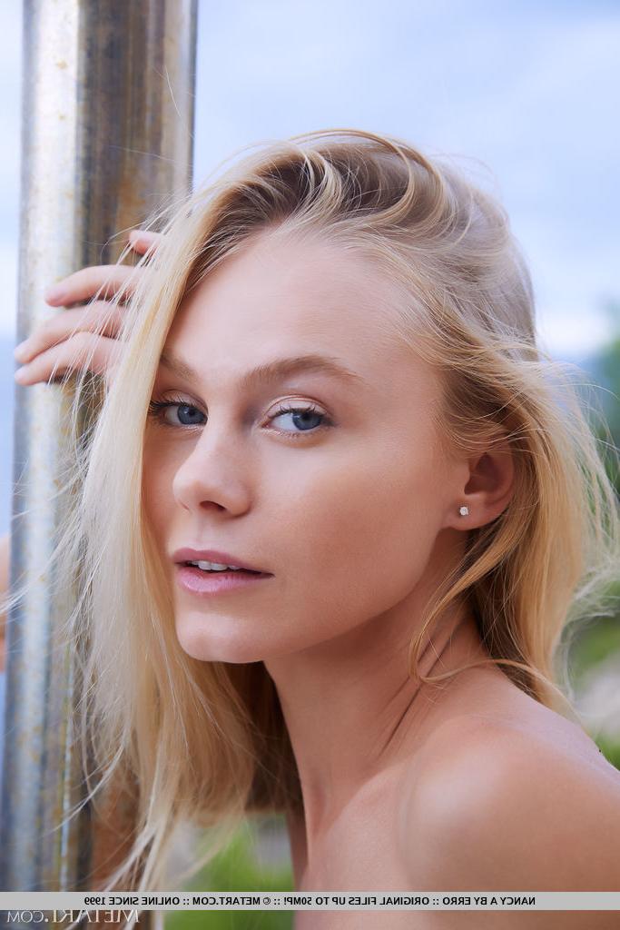 18P La hermosa joven rubia nancy a se desnuda completamente durante un show en solitario