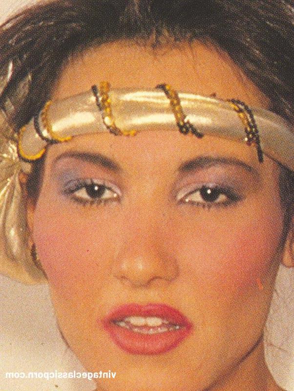 9P Transexual extravagante recibe una polla dura en su culo peludo en acción vintage