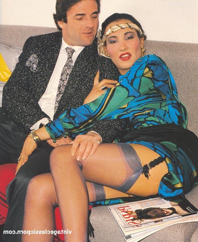 9P Transexual extravagante recibe una polla dura en su culo peludo en acción vintage