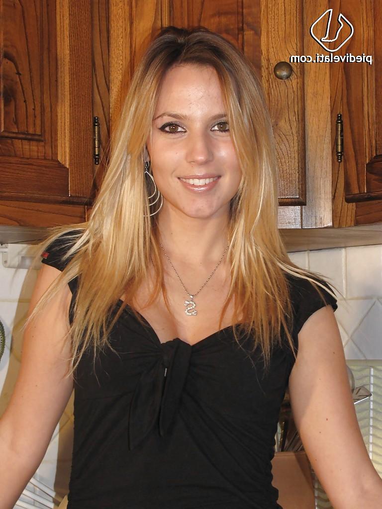 16P Die blonde Hure mit sexy Beinen Selene hat Lust auf Fußfetisch