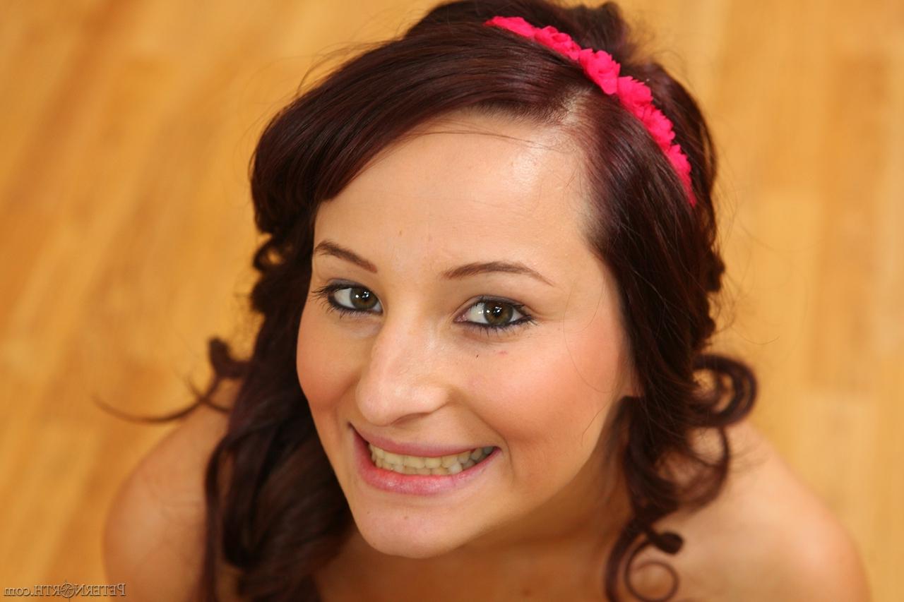 17P Die brünette Süße Missy Sweet geht auf die Knie, um ihre Fähigkeiten beim Spermaschlucken zu demonstrieren