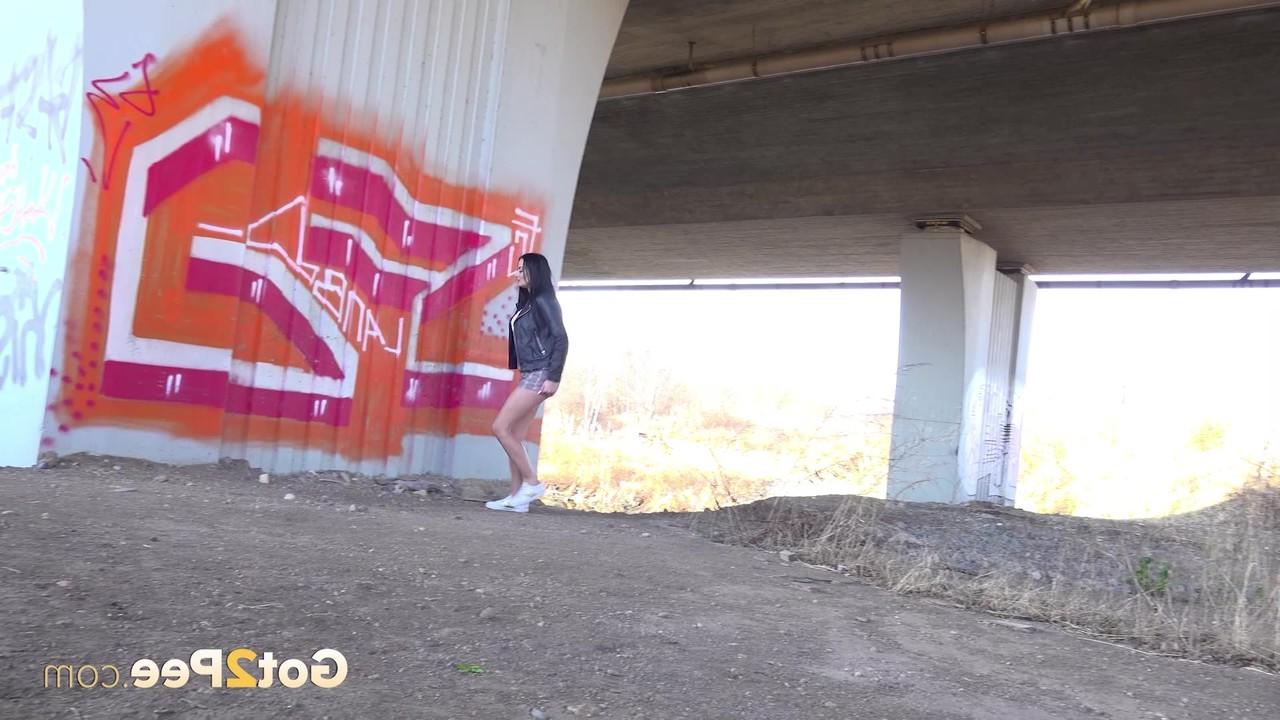 15P La morena Maddi Black orina urgentemente debajo de un paso elevado