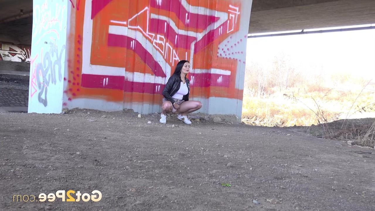 15P La morena Maddi Black orina urgentemente debajo de un paso elevado