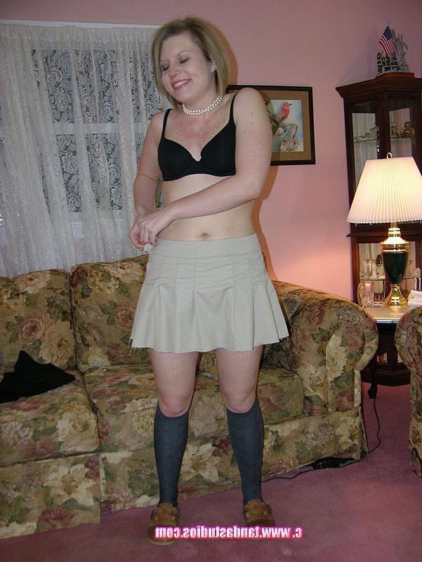 20P Sexy MILF Veronica Snow strips naked & shows her shaved pussy up close