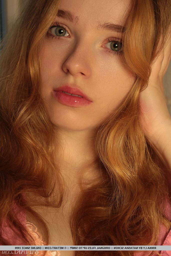 18P La jeune rousse Rinna Ly prend des poses alléchantes en se mettant nue en talons.