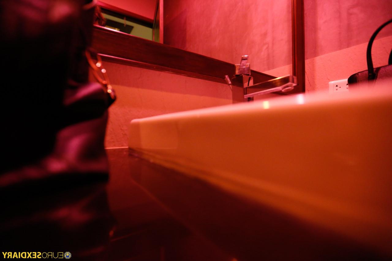 20P Amateur strippers Fox Twins share a client's throbbing dick in the club toilet