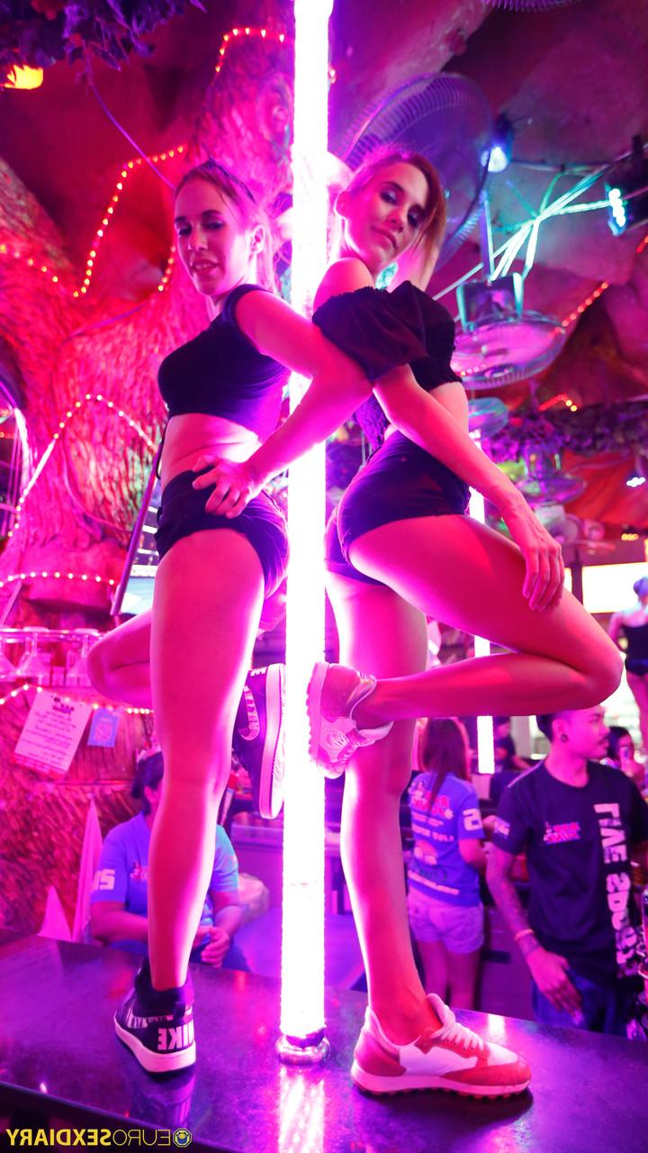 20P Amateur strippers Fox Twins share a client's throbbing dick in the club toilet