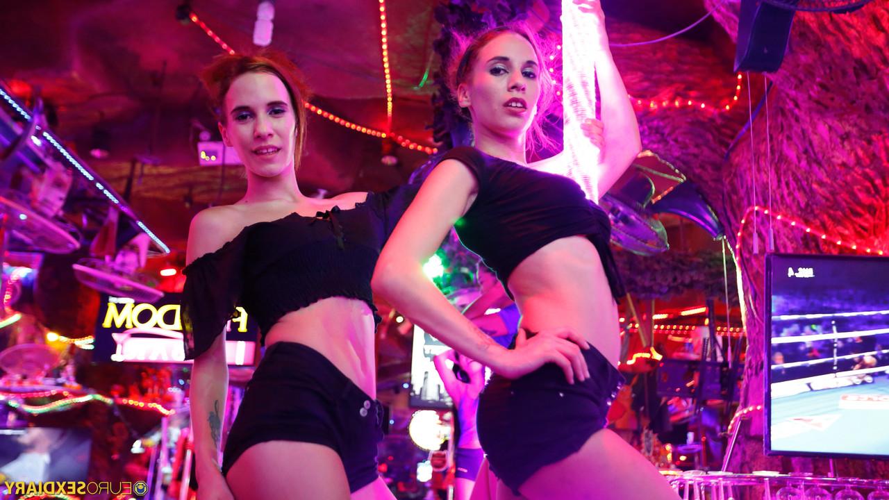 20P Amateur strippers Fox Twins share a client's throbbing dick in the club toilet