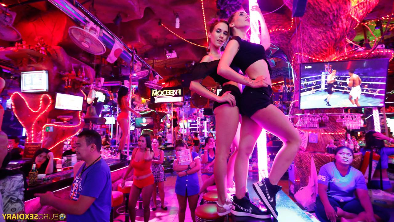 20P Amateur strippers Fox Twins share a client's throbbing dick in the club toilet