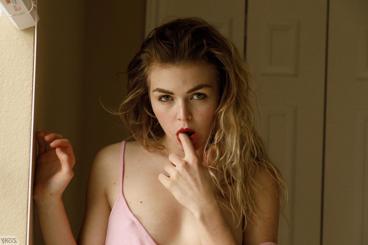 13P A bela amadora Kat Keen expõe sua buceta aparada em um strip-tease sexy