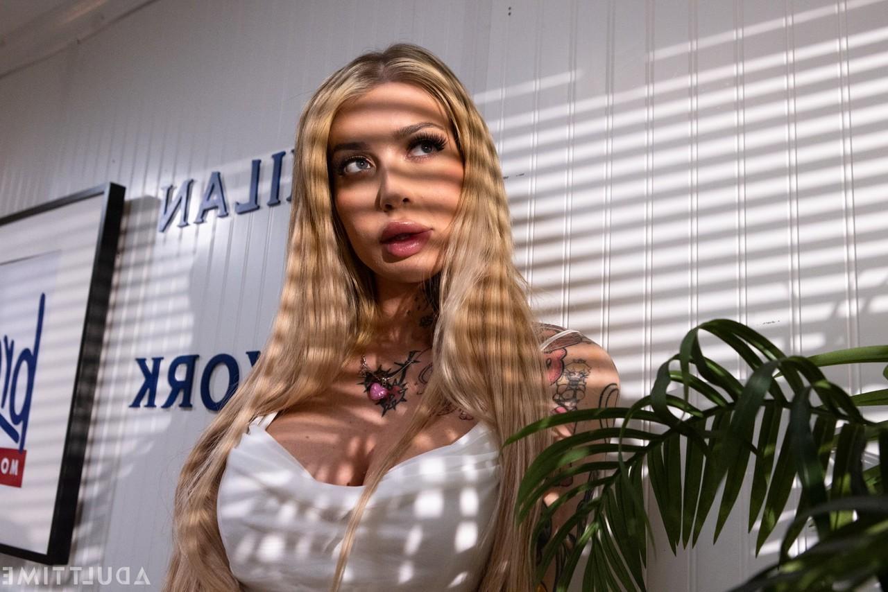 20P Der sexy blonde Teenager Haley Reed wird von der Shemale Gracie Jane gefickt