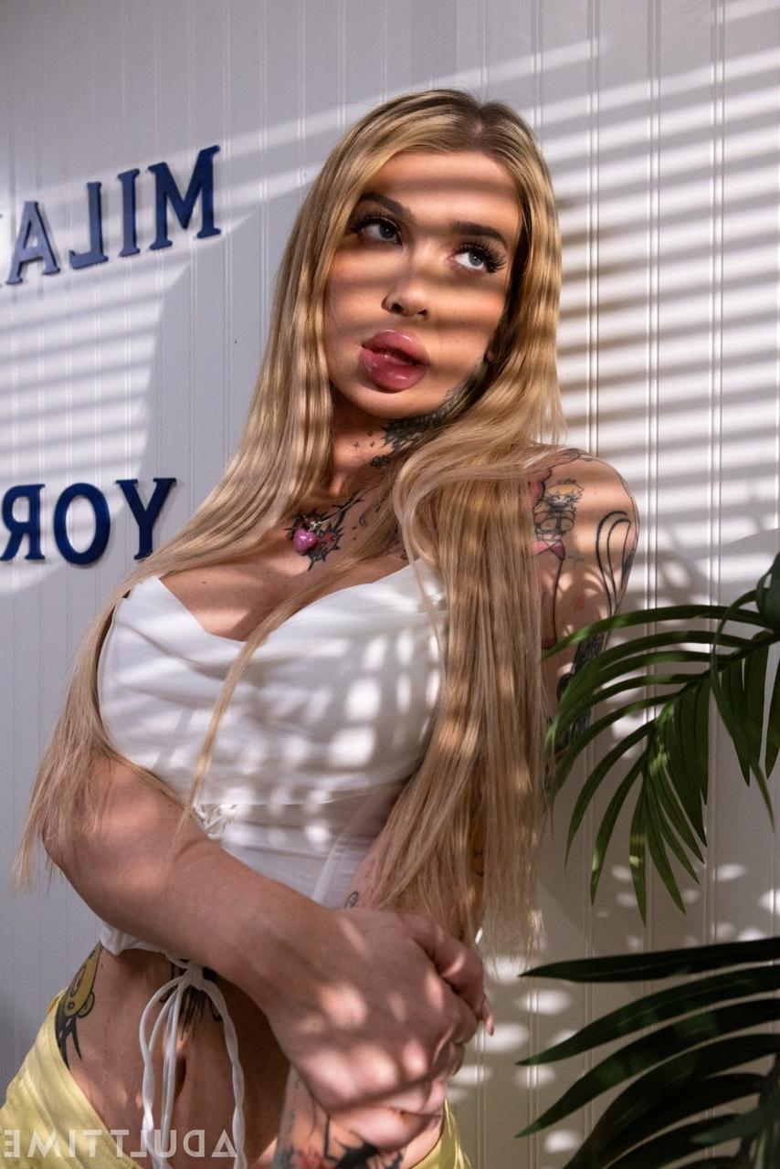 20P Der sexy blonde Teenager Haley Reed wird von der Shemale Gracie Jane gefickt
