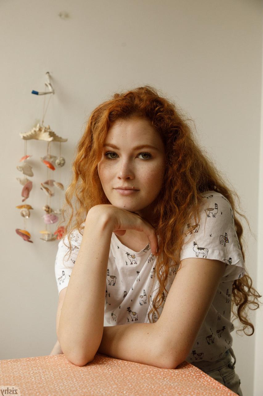13P Die dünne Russin Heidi Romanova zieht ihr Hemd aus und zeigt ihre mittelgroßen Titten