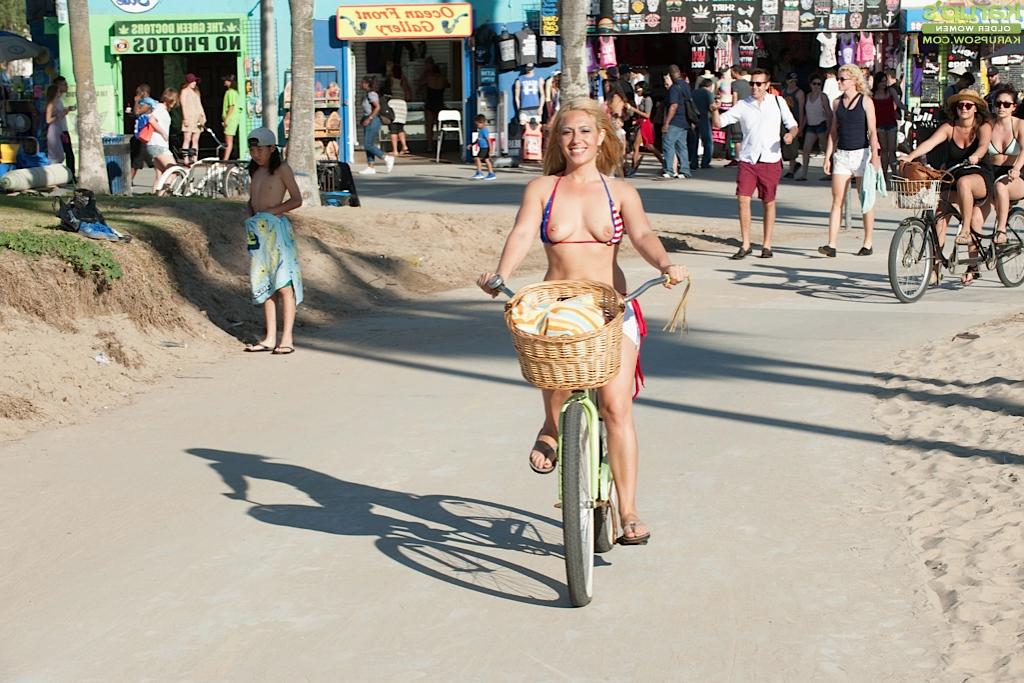 12P A loira mais velha Stevie Lix deixando os seios livres do biquíni na praia