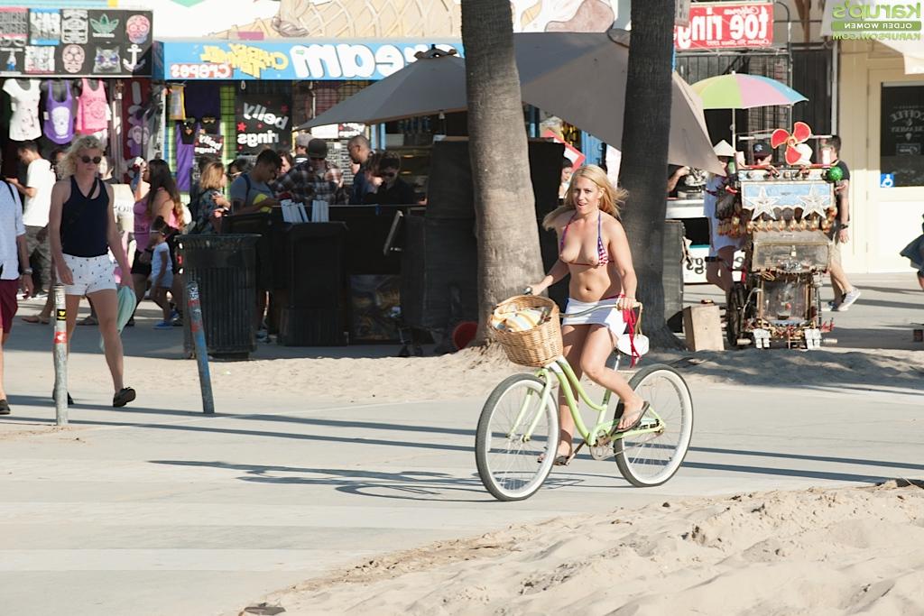 12P A loira mais velha Stevie Lix deixando os seios livres do biquíni na praia