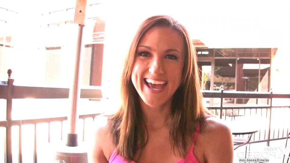 15P La chica solitaria Misty Anderson muestra sus tetas naturales y su coño afeitado en público