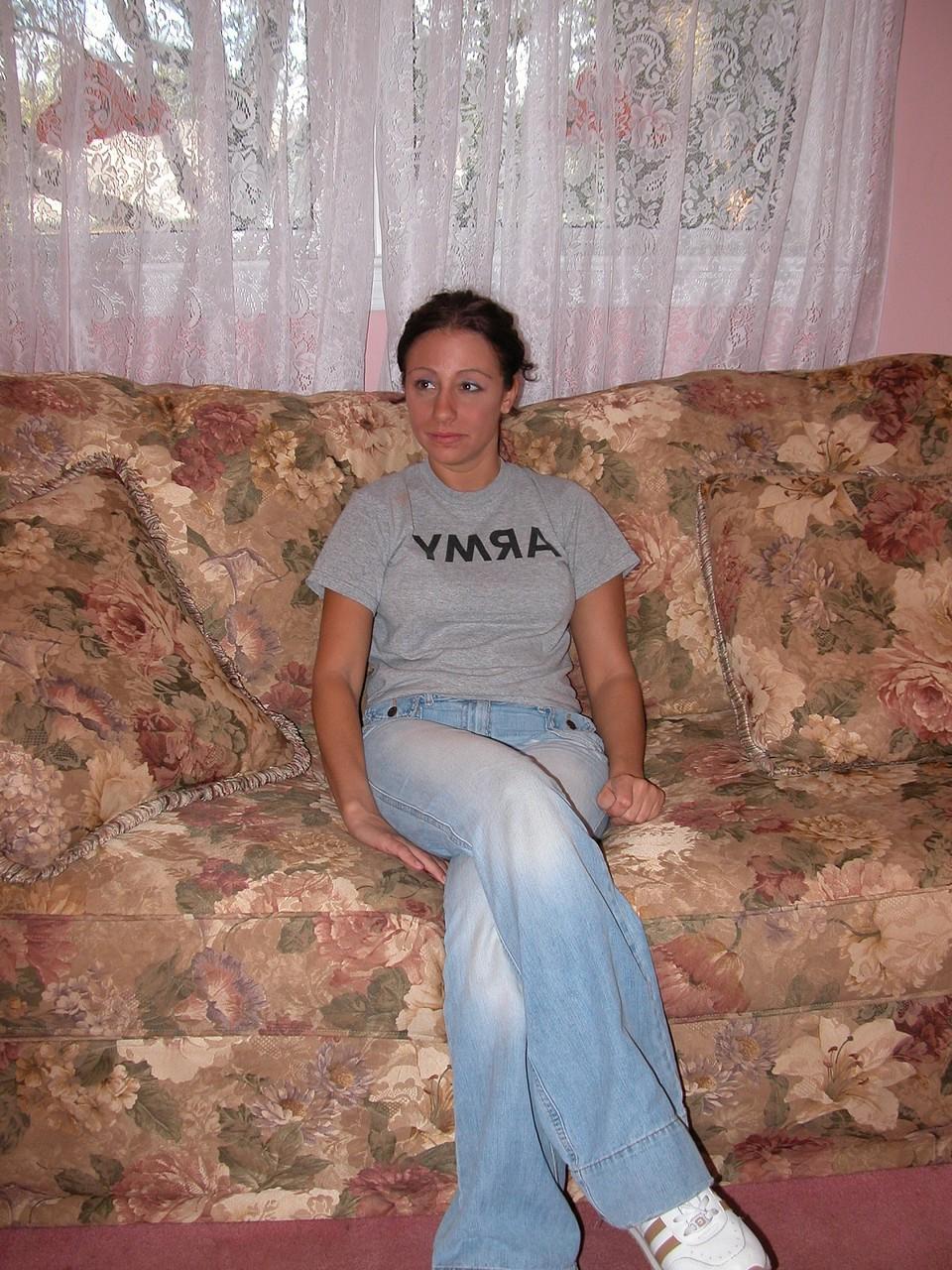 20P Stacked MILF Heidi shows off her big booty & spreads her shaved pussy