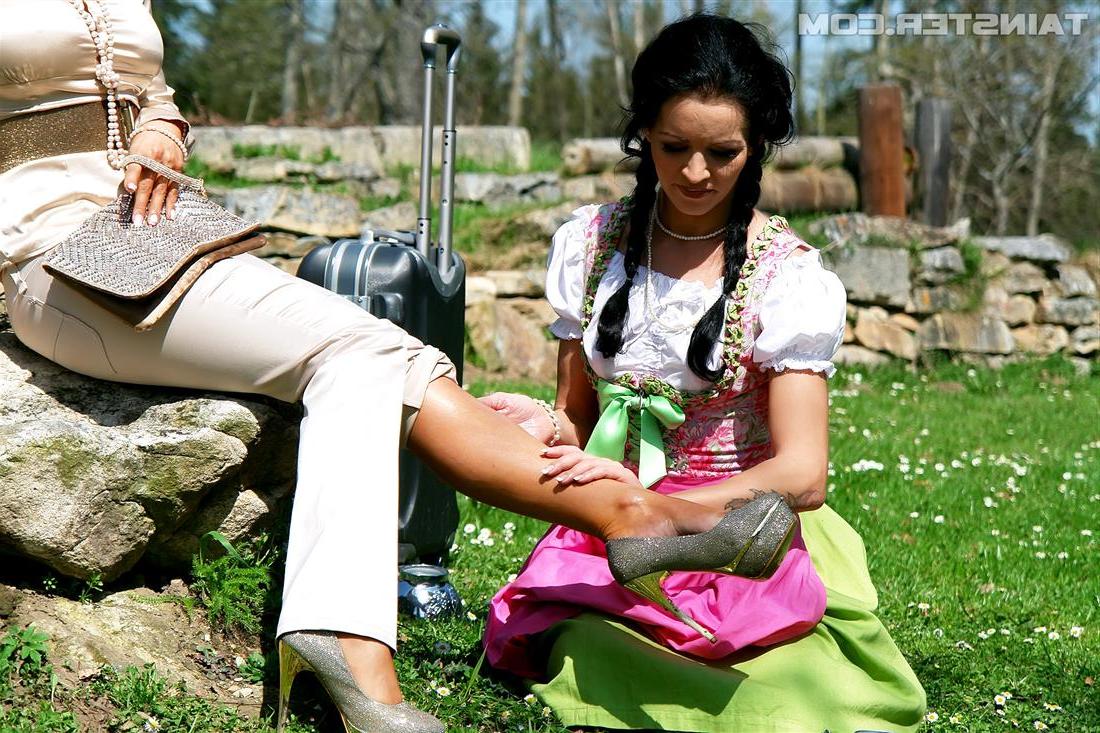 15P Mujeres completamente vestidas se follan en el patio trasero después de empapar su ropa
