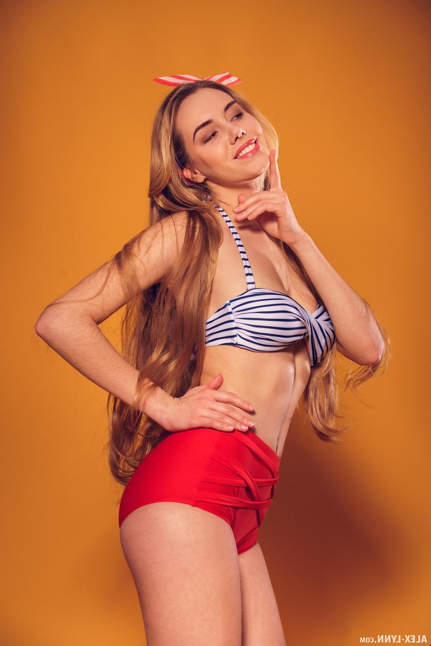 17P A gostosa Pinup Izabella exibe seus peitos e buceta sensuais enquanto lambe um pirulito