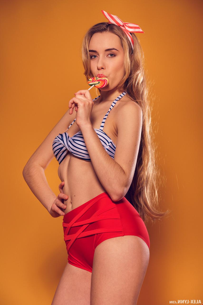 17P A gostosa Pinup Izabella exibe seus peitos e buceta sensuais enquanto lambe um pirulito