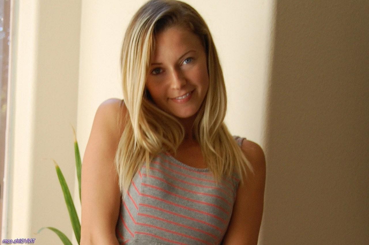 19P Dieses wunderschöne Babe zieht sein süßes Kleid aus, um seine kleinen Titten und seinen heißen Arsch zu zeigen