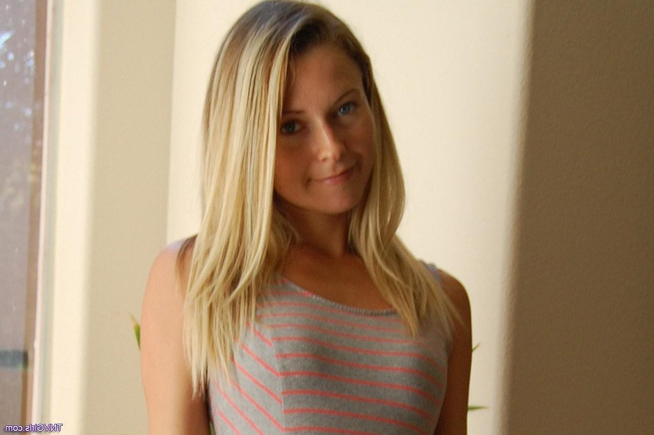 19P Dieses wunderschöne Babe zieht sein süßes Kleid aus, um seine kleinen Titten und seinen heißen Arsch zu zeigen