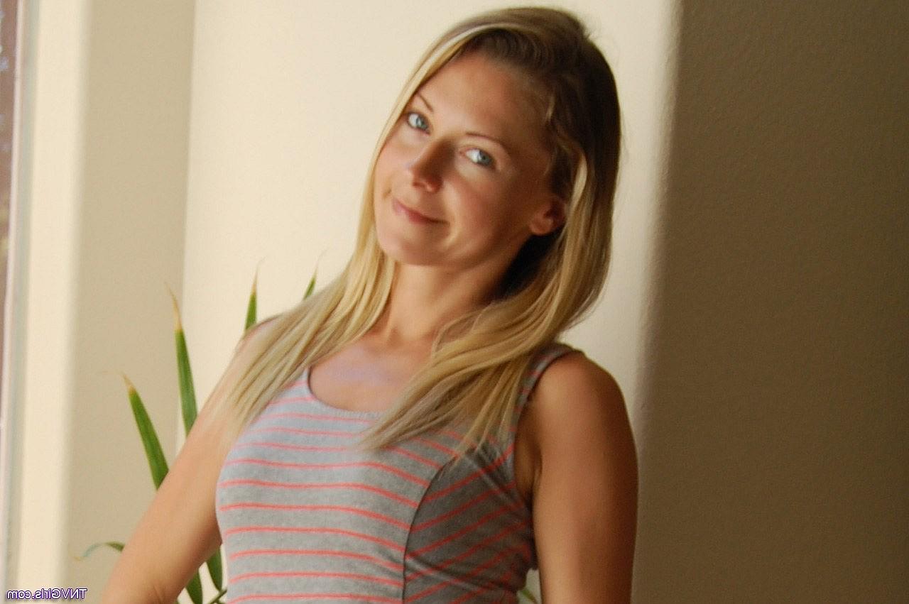 19P Dieses wunderschöne Babe zieht sein süßes Kleid aus, um seine kleinen Titten und seinen heißen Arsch zu zeigen